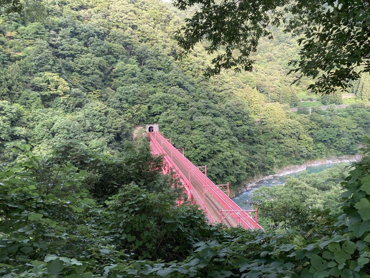 yqk4JcVTxa6ICYu's tweet photo. やまびこ展望台〜①②
③新旧山彦橋
手前が旧山彦橋、遊歩道になってて歩いてみました。"やまびこ"はトロッコの音が温泉街に響き渡ることから名付けられました。#R.8.8.4トロッコ電車・宇奈月

お早うございます。ご安全に健やかに🫡 https://t.co/6bPoyBXL4X