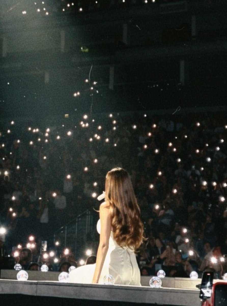 petalbeer's tweet photo. forever thinking about the locket tour &amp; missing it bad https://t.co/CMbSJ4gylO