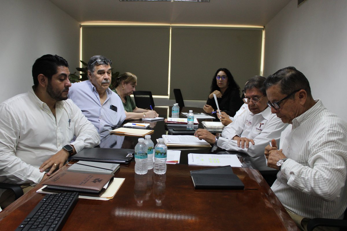 ITAVUTamps's tweet photo. Con la visión que impulsa el gobernador @Dr_AVillarreal  Villarreal Anaya, el ITAVU, encabezado por Germán Fernández Guzmán, fortalece el diálogo con la Dirección de Programa de Suelo y Vivienda tomando acciones  que contribuyan al bienestar de las familias tamaulipecas. https://t.co/y2sEA7GTe7