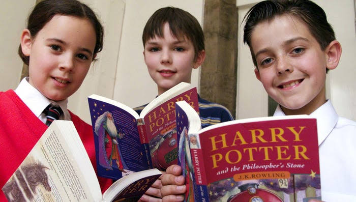 WW_Direct's tweet photo. Throwback to Nicholas Hoult reading Harry Potter and the Philosopher's Stone 🥹

He auditioned for multiple roles in the first film, including Harry Potter and Draco Malfoy, but unfortunately didn’t get it

Now he's portraying Gilderoy Lockhart in HBO's Harry Potter and the Chamber of Secrets ⚡️

🔗: https://t.co/orohHu7wX6