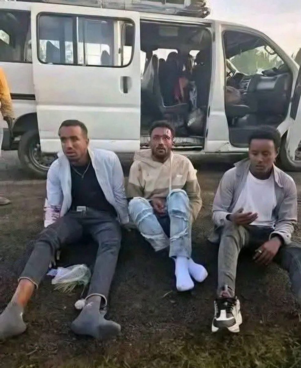 dagmawi_belay's tweet photo. ይፈለጋል! Wanted!

ካሳሁን ጁሀር ይባላል የጉራጌ ዞን አበሽጌ ወረዳ አስተዳዳሪ ነው.. ሶስቱን የአማራ ወጣቶች ፋኖ ናችሁ በሚል ክስ ያስረሸነ ነው::  አስከሬናቸው ሳይቀበር ለሶስት ቀን ሜዳ ላይ እንዲሆን ያደረገ አረመኔ ሰይጣን ነው:: የግለሰቡን ሙሉ መረጃ የሚያውቅ ሰው እንዲያካፍል ይጠየቃል::