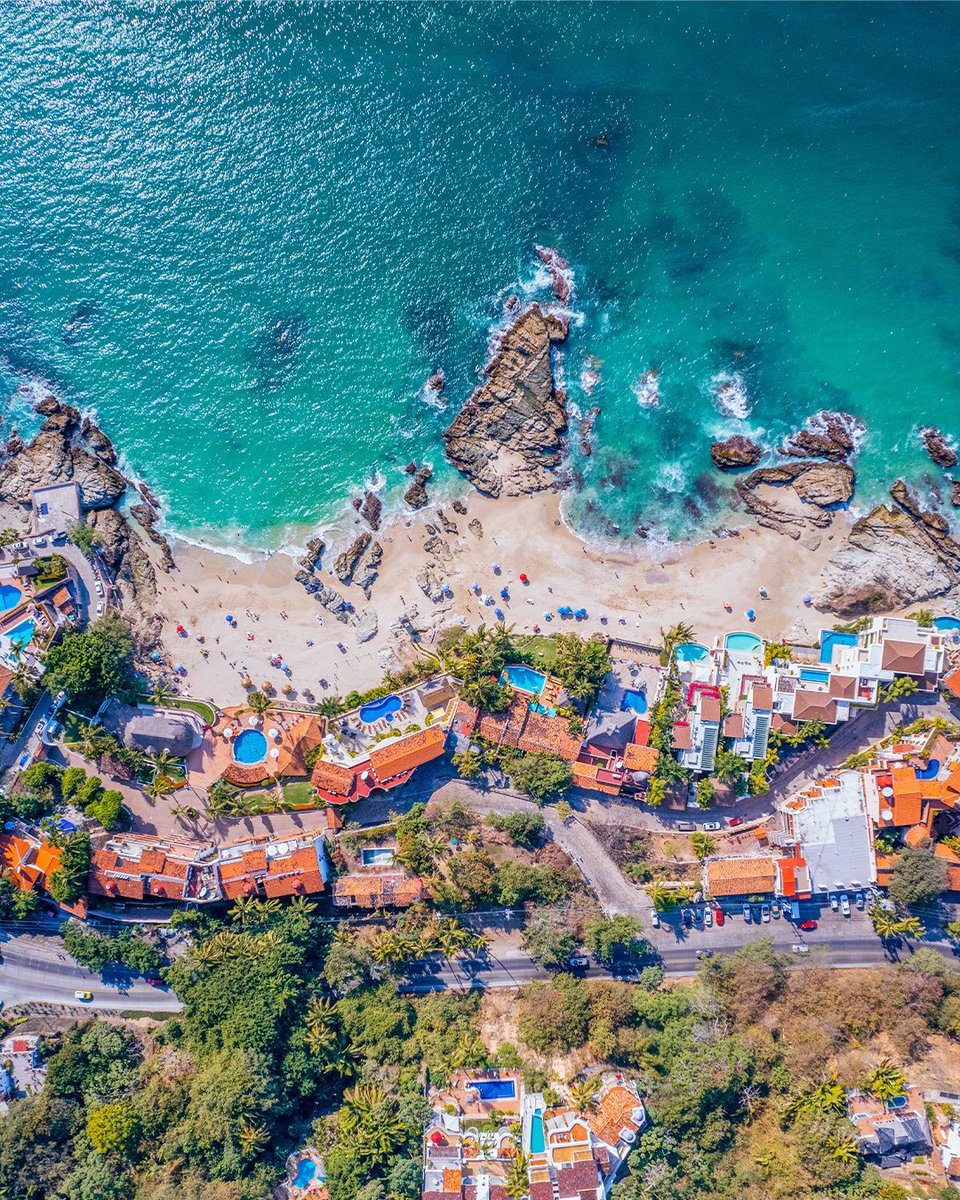 PuertoVallarta's tweet photo. Hay playas para visitar... y playas para quedarse un rato más. 🌊
Conchas Chinas combina aguas tranquilas, formaciones rocosas y algunas de las vistas más bonitas de Puerto Vallarta.
#PuertoVallarta #AquíYAhora #JalíscoEsMéxico https://t.co/VU3X5soQ3E