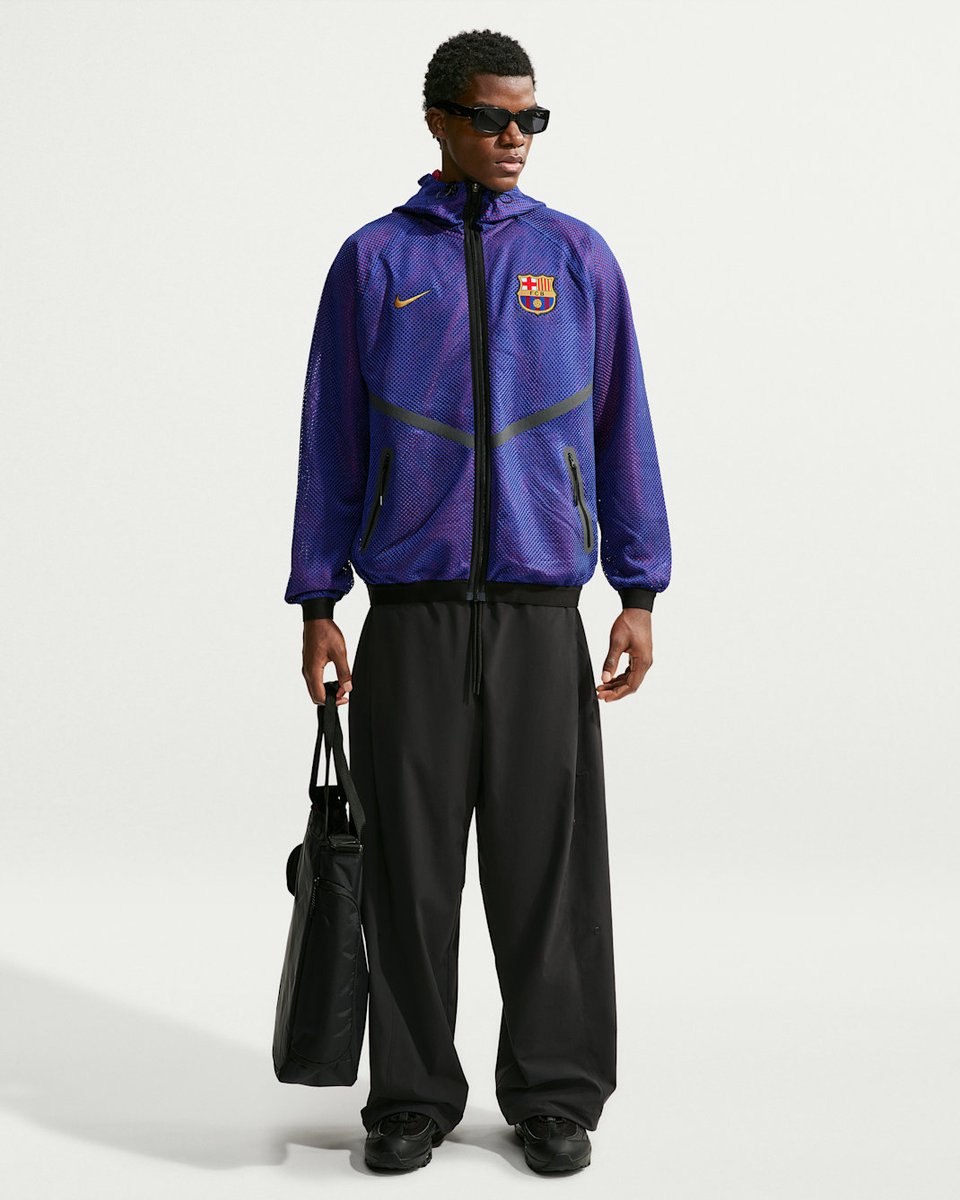 JustFreshKicks's tweet photo. NEW FC Barcelona Nike Dri-FIT Soccer Anthem Jacket 😈

https://t.co/EVVhKm7Yod https://t.co/zlOogIeEFY