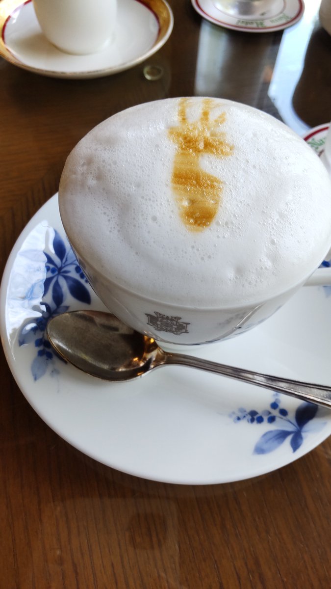 naramachisala's tweet photo. 奈良ホテルでお茶しました。私はカプチーノと松の実ケーキ。ケーキも少し秋の気配？美味しかったです。 https://t.co/BcjEi5E2pi