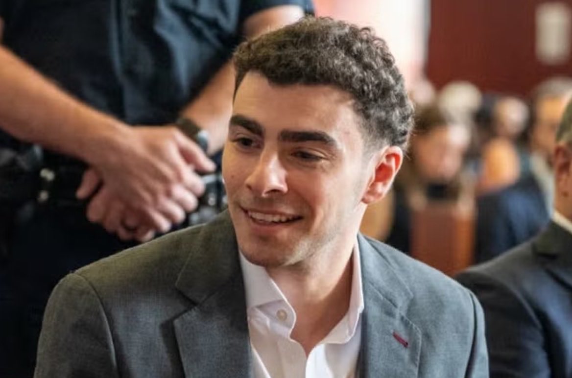 putino's tweet photo. Luigi Mangione oggi in tribunale bello sorridente. https://t.co/UbNRD8WNNU
