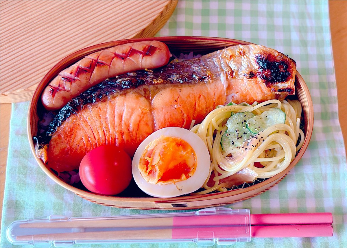720Nkyk's tweet photo. 私のお弁当

おはようございます！
台風で出社出来ないかも?!と思ってましたが、問題ないようです💦
行ってきます！
#曲げわっぱ #お弁当 #お弁当記録 https://t.co/sGhi7dBBVy