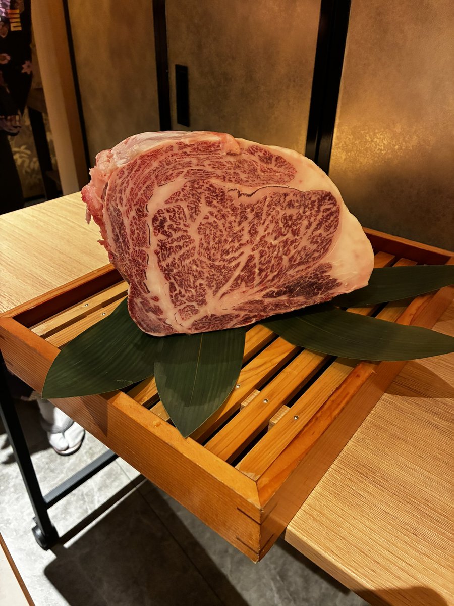 RyotaK0403's tweet photo. 大阪で１０万円のすき焼きコースを家族で楽しみました😊 https://t.co/FPAiCMHMzA