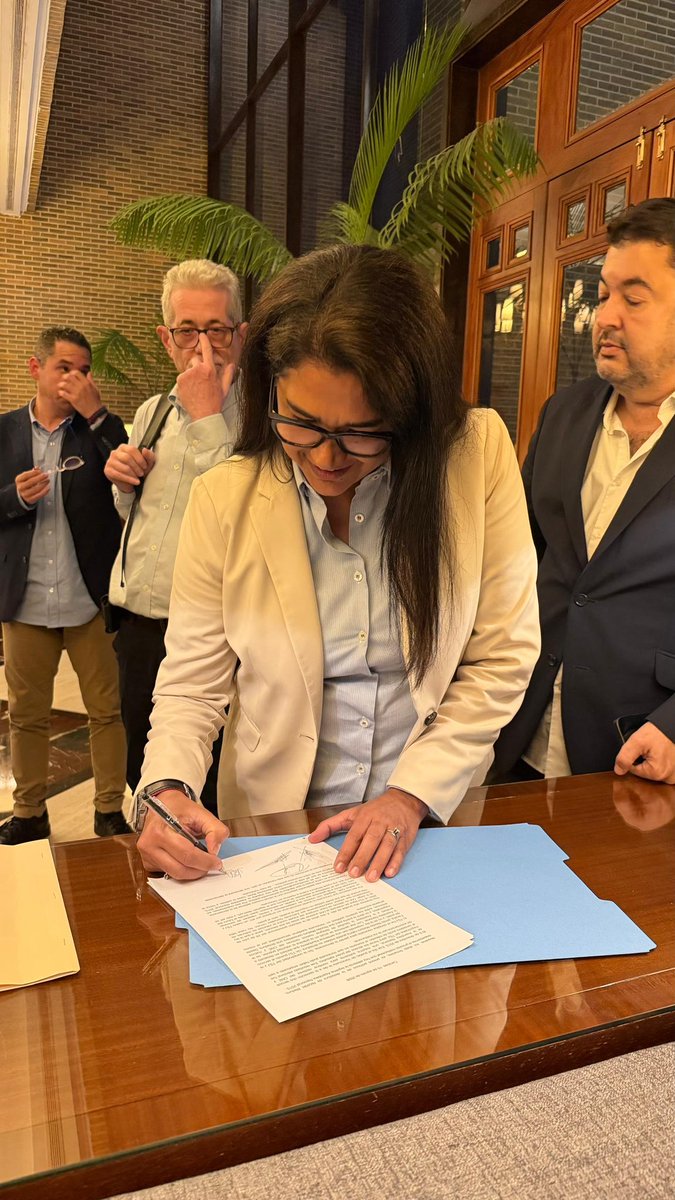Dinorahfiguera's tweet photo. Sostuvimos un encuentro con ex presos y familiares de presos políticos quienes me consignaron una comunicación que llevaremos a la mesa.

Estamos en este proceso para lograr una Venezuela democrática y libre. https://t.co/zwLyu4lqM4