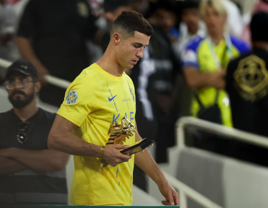 KDCGlobal_'s tweet photo. 🚨BAD NEWS:

Ronaldo will miss the first leg against Al-Fateh and against Al-Diriyah in the King's Cup ❌ 🥺

This guy is wasting opportunities to stad-pad 😔 https://t.co/ip0nLKV6TP