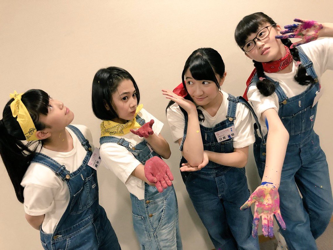 singspieler1's tweet photo. 2018年のアートの授業2限目、アーティスト味のある4人が揃ってますね。絵の具はみ出しちゃった日髙さんの暴れっぷりが有名だけど、藤平さんの絵がこの人の最近のイラストのテイストあって面白い。
#さくら学院
#日髙麻鈴
#藤平華乃
#吉田爽葉香
#野中ここな
#onefive
https://t.co/yCcDnG0f1C https://t.co/cFL7W1wxYR