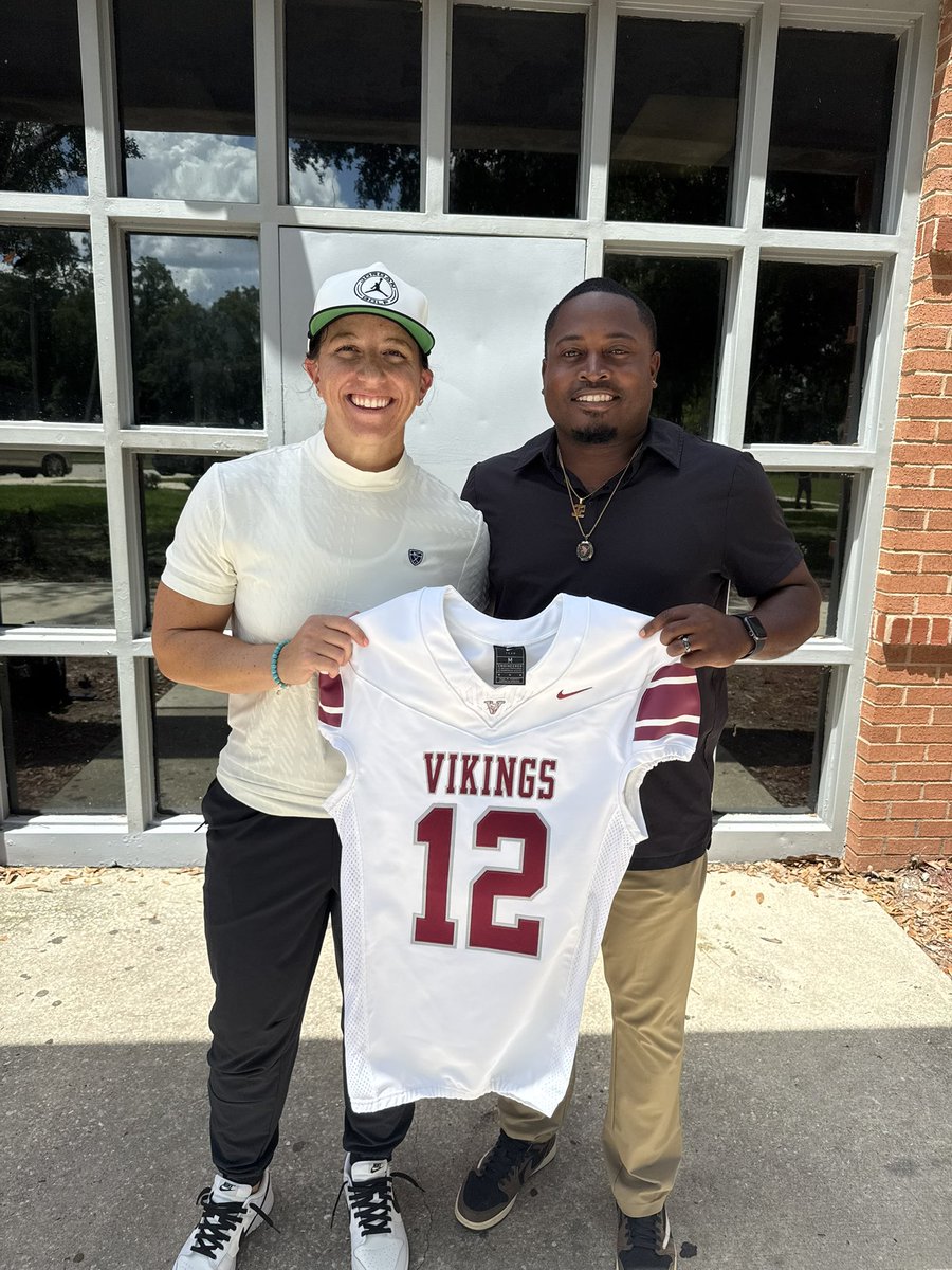 milenasavich's tweet photo. .@usnikefootball 🤝 @rainesfootball https://t.co/5zZLZYM822