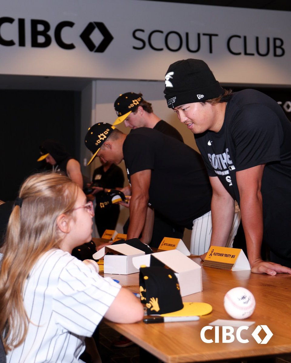 WhiteSoxVideo's tweet photo. 先ほど、村上宗隆選手とホワイトソックスは「リバース・サイニング」イベントに参加しました。

このイベントでは、小児がんの影響を受けた子どもたちから、選手やコーチ陣がサイン入りのベースボールカードを受け取りました。

#WhiteSox #村上宗隆 https://t.co/sb9uhQQa2L