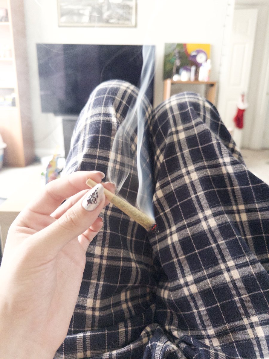 mellip3de's tweet photo. do i smoke too much because i get anxious all the time or do i get too anxious all the time cuz i smoke too much https://t.co/Va8ASx7qAA
