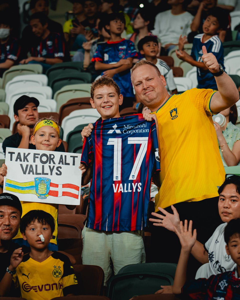 fctokyoofficial's tweet photo. 🔵🔴
加入時のコメントを考える時には、「自分でタイピングするよ！」と言ってくれたり、ユニフォーム撮影の際には、日本のお辞儀のポーズをしてくれたり、日本、東京に愛を示してくれた #ニコライヴァリス 選手🔵🔴

強くなって帰ってきた時には最���限の愛でお出迎えをしたいと思います🤝

Vi støtter dig、Nico!!💙❤️
#fctokyo #tokyo