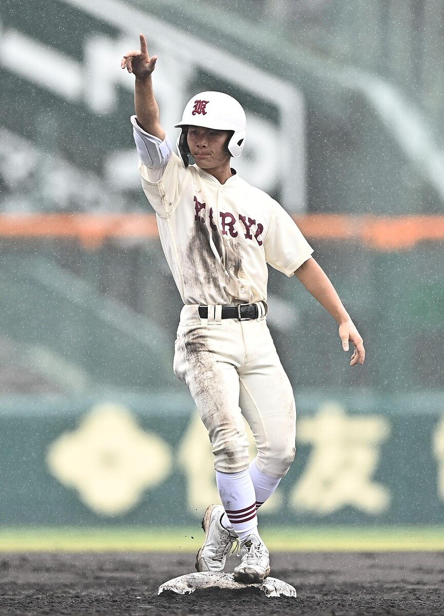 livedoornews's tweet photo. 【甲子園】拓大紅陵が夏34年ぶり初戦突破、佐賀商に1-0で勝利
https://t.co/5048m8XfR8

拓大紅陵が雨中の激闘を制し、夏は準優勝した1992年以来、34年ぶりに初戦突破を果たした。坂巻監督は「スタンドを見ますと、アルプスからスタンドまでいっぱいで。校歌を歌ったときは感無量でした」と語った。 https://t.co/JkEFlUGiMU