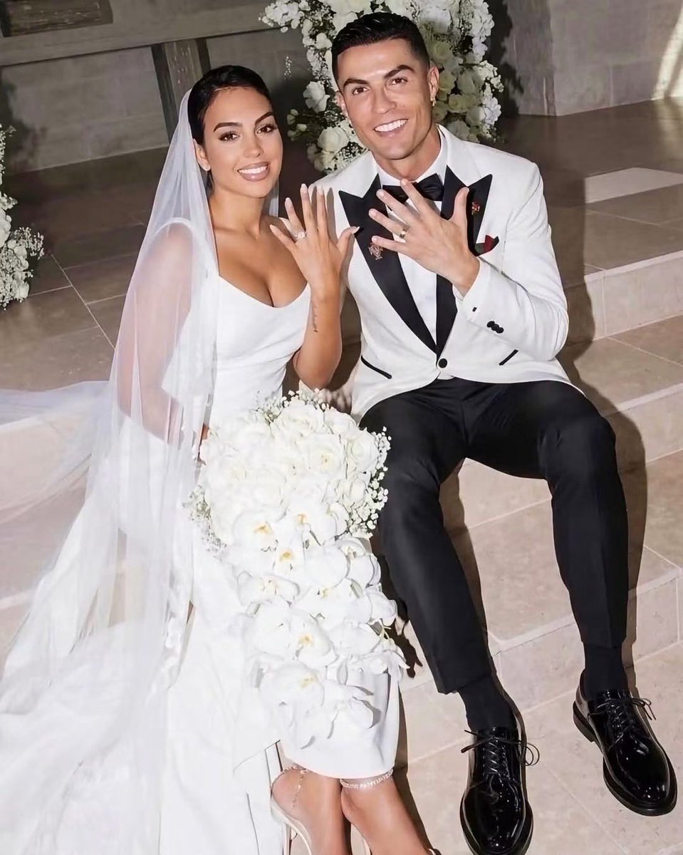 KimKimuntu's tweet photo. Vivent les mariés ! 😁💍
Cristiano Ronaldo et sa femme Georgina sont maintenant mariés, félicitations à eux 👰🏻 🤵🏼💞
#libala https://t.co/41Z97SzKqG