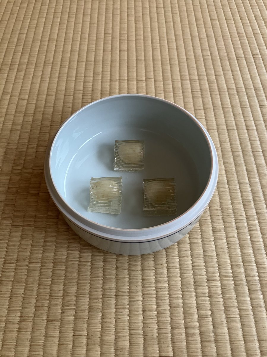 esyoukai's tweet photo. 日曜日はお稽古日でした。

主菓子は、玉井堂さんの「玉すだれ」。
柑橘の風味が爽やかなお菓子でした。

干菓子は、鈴懸さんの「りん」。
妻の福岡出張のお土産です🧳

お菓子とともに、楽しいお稽古のひとときでした。 https://t.co/qWgSJHsQLP