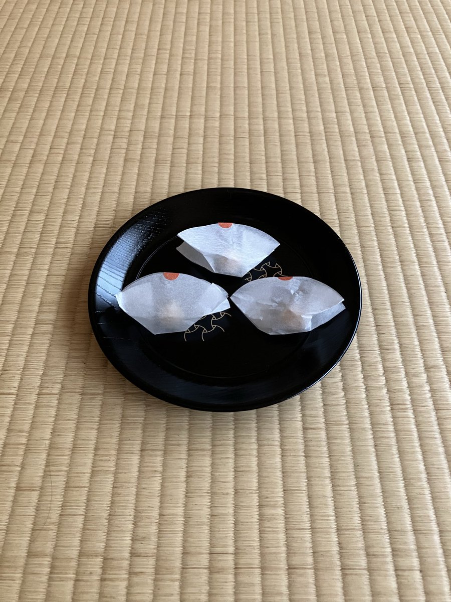 esyoukai's tweet photo. 日曜日はお稽古日でした。

主菓子は、玉井堂さんの「玉すだれ」。
柑橘の風味が爽やかなお菓子でした。

干菓子は、鈴懸さんの「りん」。
妻の福岡出張のお土産です🧳

お菓子とともに、楽しいお稽古のひとときでした。 https://t.co/qWgSJHsQLP
