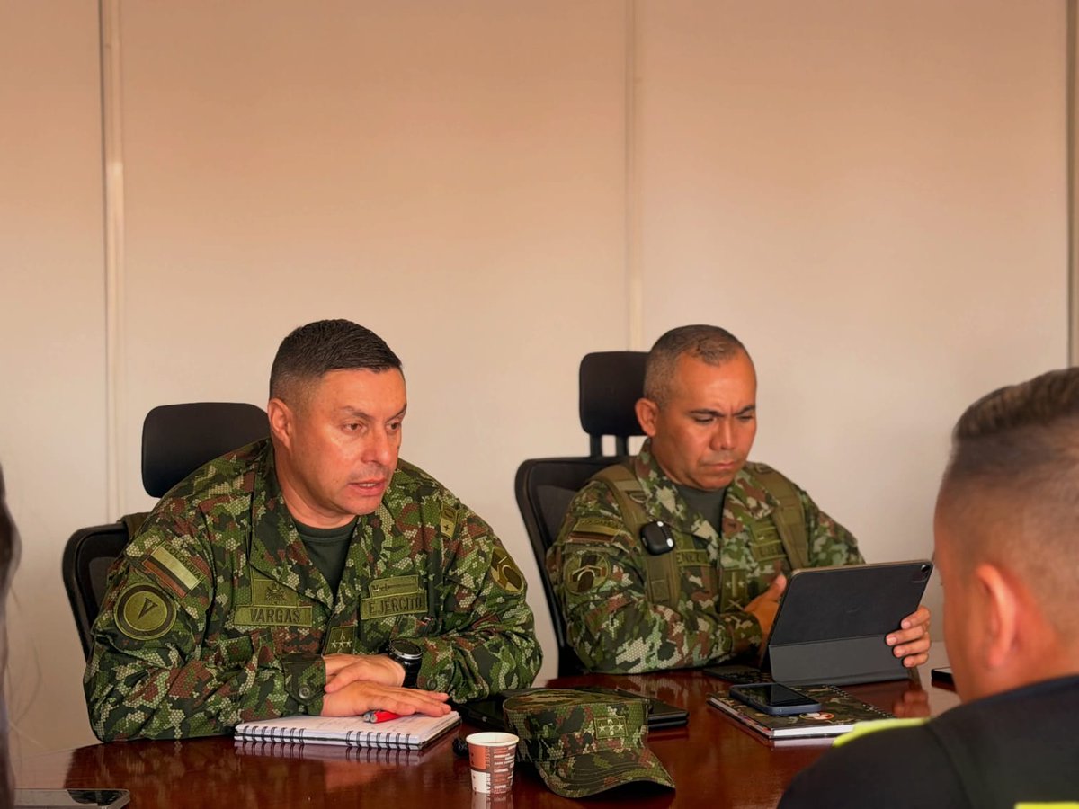 Ejercito_Div5's tweet photo. 🇨🇴 El comandante de la #PrimeraBrigada, coronel Holman Gerardo Vargas Fonseca, junto al Batallón de Infantería Liviana N.° 2, participó en el Consejo de Seguridad, Convivencia y Orden Público en Chiquinquirá, #Boyacá.

🤝 Junto a la Gobernación de Boyacá, la Alcaldía Municipal y demás autoridades, se establecieron prioridades y acciones conjuntas para fortalecer la seguridad, la convivencia y el bienestar de los habitantes de la región.

#ProtegemosLaVida