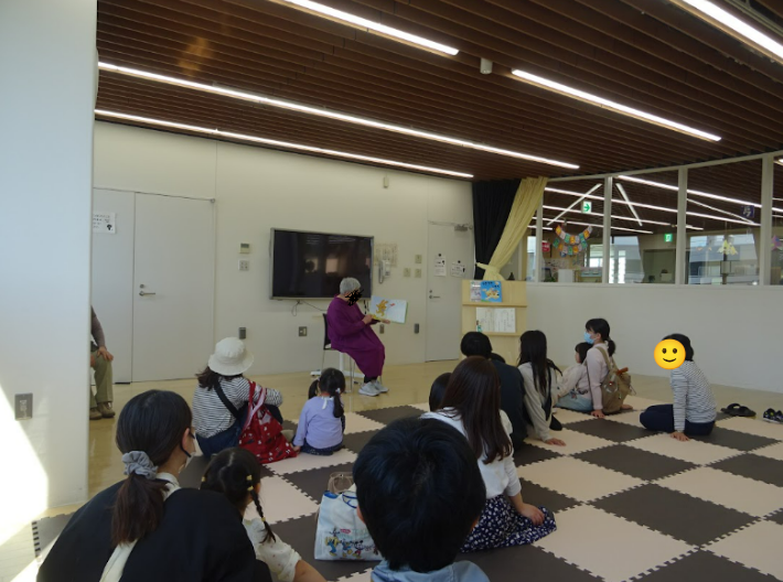 ehonlibrary's tweet photo. 【ボランティア団体による行事のお知らせ】
明日8/16(日)14：00～14：20にボランティア団体「絵本の玉手箱」が、「絵本の玉手箱おはなし会」を開催するよ。申し込みは必要ないから、みんなぜひ来てね！
 #札幌市えほん図書館 #おはなし会
https://t.co/2Xt2dmvYjh https://t.co/Scxj8HMi0n