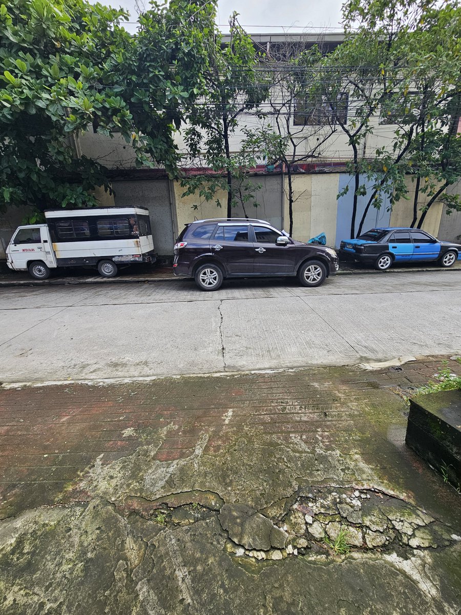 rookieroxas's tweet photo. 2days na po nakablock ang sasakyan na ito sa harap ng bahay namin.baka po pwede ma actionan.Ginawa na po nilang parking ang sidewalk J.Rizal St. Arty Subd. Karuhatan.
@valenzuelacity https://t.co/Dk8JsebAJl