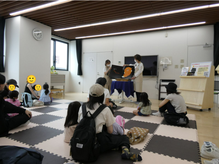 ehonlibrary's tweet photo. 【本日、3歳児以上向けおはなし会を開催します】
今日は午後2時から月に1度の3歳児以上向けおはなし会の日だよ♪今年の夏もそろそろ終わりかな？ちょっとなごりおしいな！花火やおばけの絵本の読み聞かせなどを行うからみんなで一緒に楽しもう！
#絵本 #えほん図書館  #おはなし会 https://t.co/GgXh8U5lU8