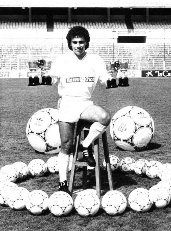 futbolretroes's tweet photo. ¿Es uno de los 5 mejores delanteros centros de la historia? https://t.co/h8juyIiL3Q
