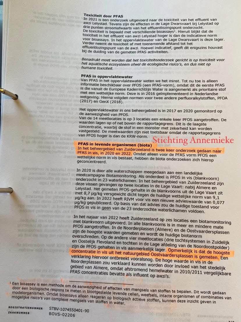 AvanStraaten's tweet photo. WEER MASSALE VISSTERFTE IN DE OOSTVAARDERSPLASSEN, MAAR GEEN WOORD OVER DAT DIE VISSEN DAAR VOL MET GIF ZITTEN!🤡

In 2018 werden karpers uit de Oostvaardersplassen overgezet naar het Markermeer.

In 2019 stierven in de Oostvaardersplassen ruim 60.000 vissen door wanbeleid! Weet u nog?

En wat bleek later uit mijn documenten die ik in 2023 via een Woo-verzoek bij Waterschap Zuiderzeeland boven tafel kreeg?

In 2022 werd juist in vis uit de Oostvaardersplassen de hoogste PFOS-concentratie van de onderzochte locaties gemeten.

In de stukken staat letterlijk:

“Op twee locaties, in de Noorderplassen en Oostvaardersplassen, zijn de PFOS waarden in vis zo hoog, dat de huidige wettelijke norm wordt overschreden. Dat de hoogste concentratie in vis in het natuurgebied Oostvaardersplassen is gemeten ligt niet in de lijn der verwachting. Een verklaring hiervoor ontbreekt vooralsnog. Dat zal onderwerp van aanvullend onderzoek zijn.”

En nu is er WÉÉR massale vissterfte in de Oostvaardersplassen!

Er wordt volop gediscussieerd over de vissen en het waterbeheer, maar over deze PFAS-gegevens uit de eigen stukken van Waterschap Zuiderzeeland hoor je helemaal NIETS!

Dus mijn vraag aan Waterschap Zuiderzeeland, Provincie Flevoland en Staatsbosbeheer:

WAAR IS DE UITSLAG VAN DAT DESTIJDS AANGEKONDIGDE AANVULLENDE ONDERZOEK?

En waarom heeft Staatsbosbeheer Oostvaardersplassen nooit een Boswachtersblog geschreven over dat die vissen in Oostvaardersplassen vol met gif zitten?🤡 

#oostvaardersplassen #flevoland #staatsbosbeheer 1/3⬇️

https://t.co/8SKZRfmTOX

https://t.co/r4lfdH21Mv

https://t.co/fuDBsFDsC7

https://t.co/Cw4V24PUgn