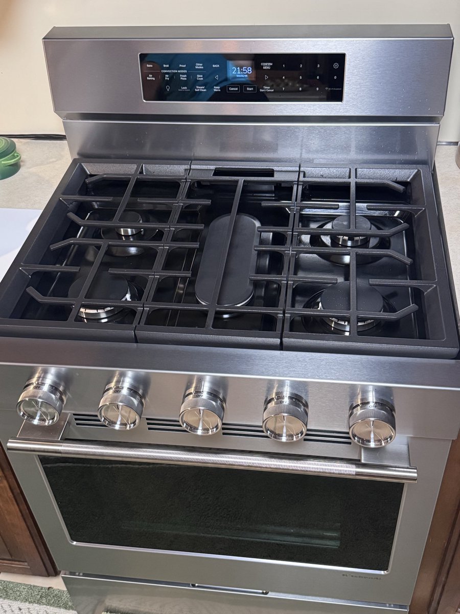 onebads60r's tweet photo. @WhirlpoolCorp your products and service are the absolute worst!  Brand new gas range has been nothing but headaches! Replaced twice and now #3 failed in under 1 week!  Getting nowhere with your reps either!  Two replacements sent and both were damaged /defective. Fix it! https://t.co/3giDY07DSg