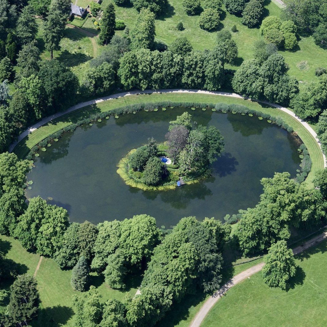 mrwtffacts's tweet photo. 🇬🇧 Princess Diana was buried alone on a small, secluded island in the middle of a lake. https://t.co/kwPjIMeiii