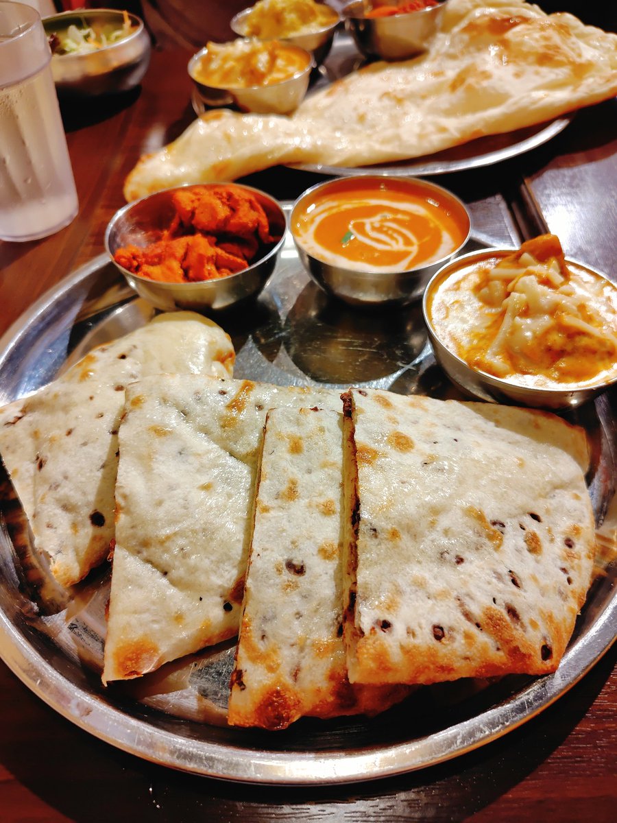 ama_usagi3's tweet photo. 念願だったインドカレーでチョコレートナン食べてきた！

チョコクリームたっぷりの中にパフ？が入っている感じでとても美味しかった☺️

チーズチキンカレーは美味しかったけどシーフードは甘くてイマイチ。。カレーは辛くてなんぼでしょ🔥 https://t.co/XaJScJehdy