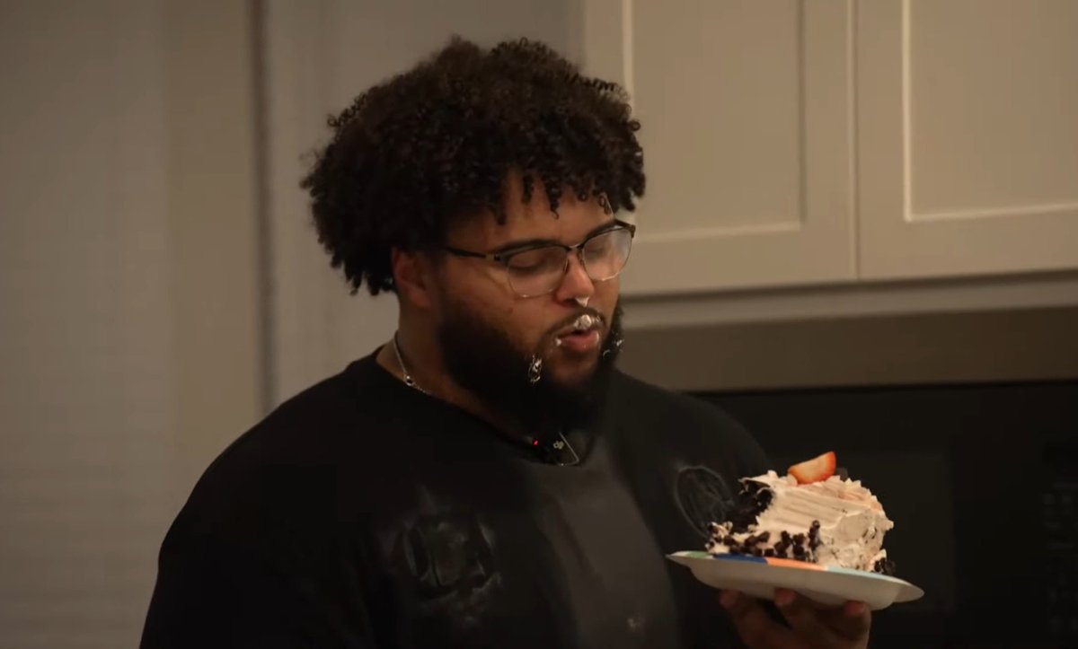 dragonfier4's tweet photo. Find someone who looks at you like Grizzy does his cake 🙂‍↕️🙂‍↕️ https://t.co/W92o01rPh0