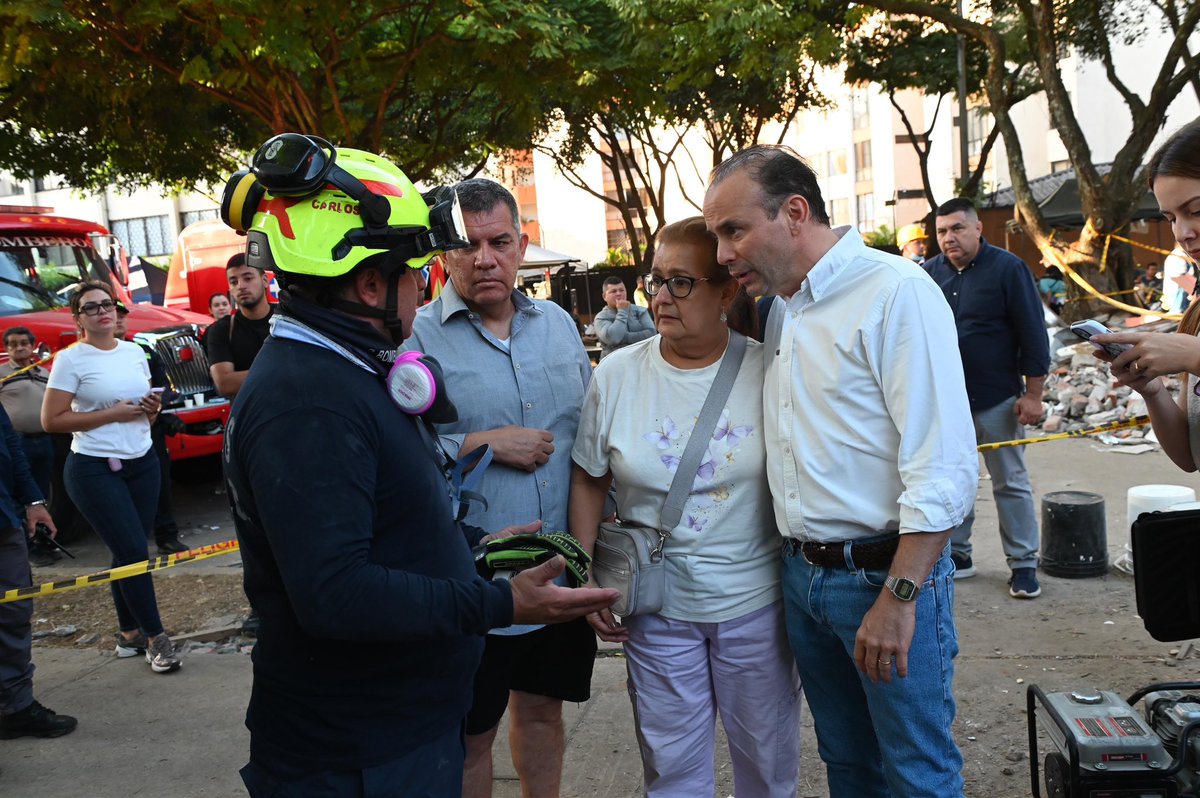 alejoeder's tweet photo. Seguimos en las calles, no hemos parado y estamos redoblando todos nuestros esfuerzos, poniendo a disposición cada capacidad y cada recurso para atender esta emergencia.

Nuestros organismos de socorro, la Fuerza Pública, Bomberos, rescatistas y voluntarios siguen trabajando sin descanso. La prioridad es una sola: encontrar a las personas que permanecen desaparecidas y hacer todo lo que esté a nuestro alcance para salvar todas las vidas que podamos.

Gracias al Gobierno Nacional y a las alcaldías de otras ciudades por la ayuda que han enviado a Cali, y gracias, especialmente, a nuestros Bomberos y a todos los equipos de rescate que están dejando el alma en esta tarea.

Caleños, este es el momento de estar unidos, de cuidarnos, de ayudarnos y de mantener la esperanza. Vamos a seguir trabajando en las calles, acompañando a nuestra gente y haciendo frente a esta tragedia juntos.

#CaliSomosTodos