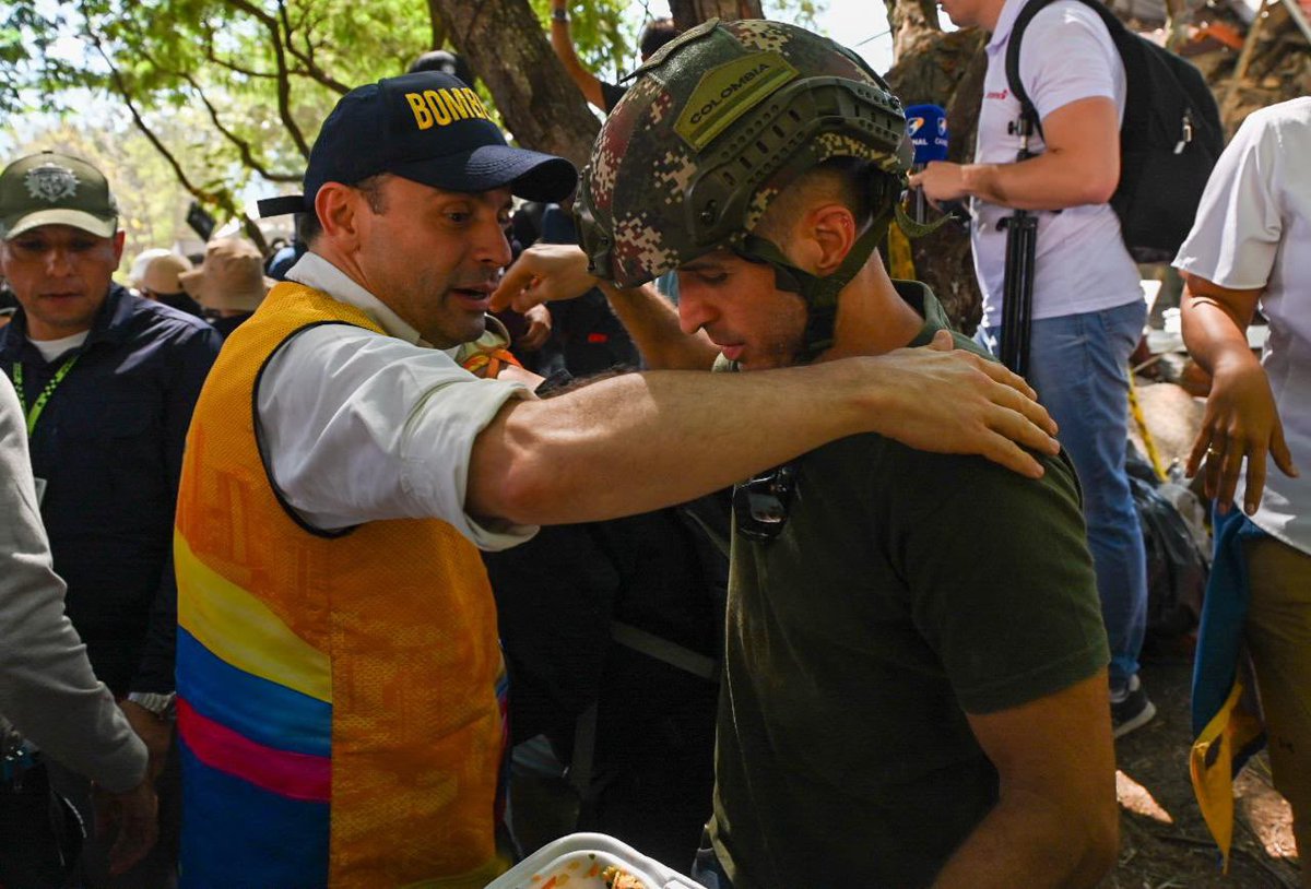 alejoeder's tweet photo. Seguimos en las calles, no hemos parado y estamos redoblando todos nuestros esfuerzos, poniendo a disposición cada capacidad y cada recurso para atender esta emergencia.

Nuestros organismos de socorro, la Fuerza Pública, Bomberos, rescatistas y voluntarios siguen trabajando sin descanso. La prioridad es una sola: encontrar a las personas que permanecen desaparecidas y hacer todo lo que esté a nuestro alcance para salvar todas las vidas que podamos.

Gracias al Gobierno Nacional y a las alcaldías de otras ciudades por la ayuda que han enviado a Cali, y gracias, especialmente, a nuestros Bomberos y a todos los equipos de rescate que están dejando el alma en esta tarea.

Caleños, este es el momento de estar unidos, de cuidarnos, de ayudarnos y de mantener la esperanza. Vamos a seguir trabajando en las calles, acompañando a nuestra gente y haciendo frente a esta tragedia juntos.

#CaliSomosTodos