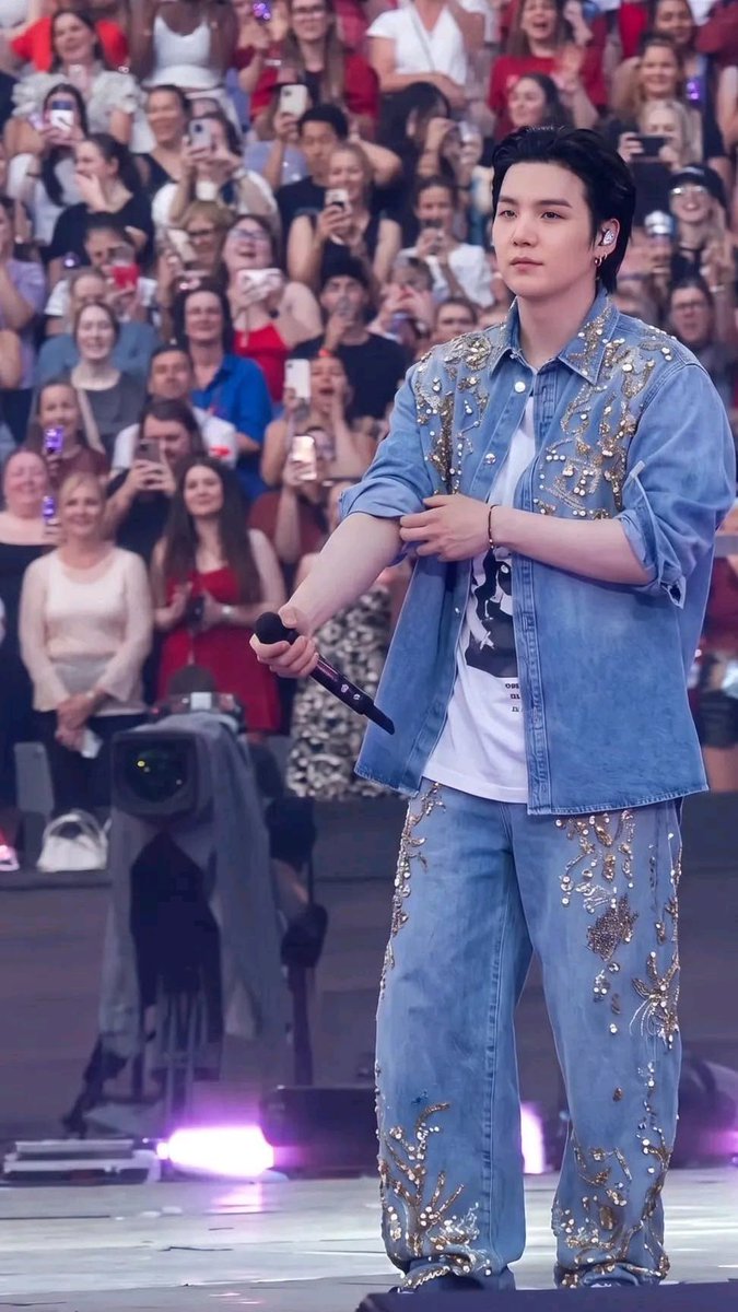 SUGAOFBTSAG's tweet photo. #BTS 
#BTS_ARİRANG 
#BTS_JIN 
#bts_worldtour_arirang_münchen 
#BTS_ARIRANG_WORLDTOUR_PARIS 
#BTSLoveMyself https://t.co/4d411Kcwtr