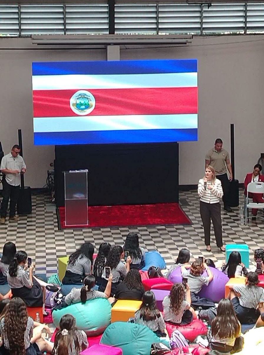 gustavonunez75's tweet photo. Esto parece la Cuba de Fidel!
Qué diablos hace Laura Fernández en un colegio cuando hay una directriz explícita donde le prohíben a los maestros y profesores hablar de política? https://t.co/wss7Lzl1DK
