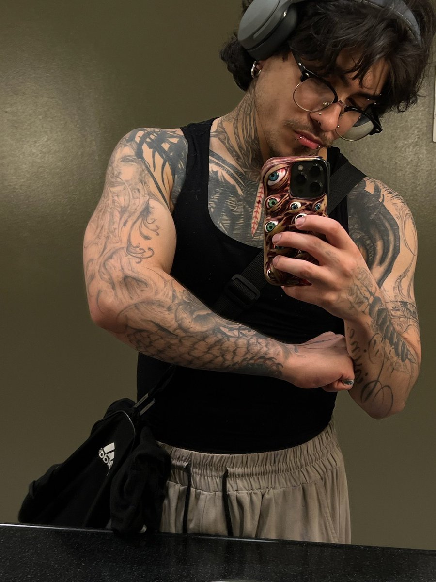 isaiasluvsguts's tweet photo. who can help me with cardio after ? 💦 https://t.co/yVBnV62FiQ