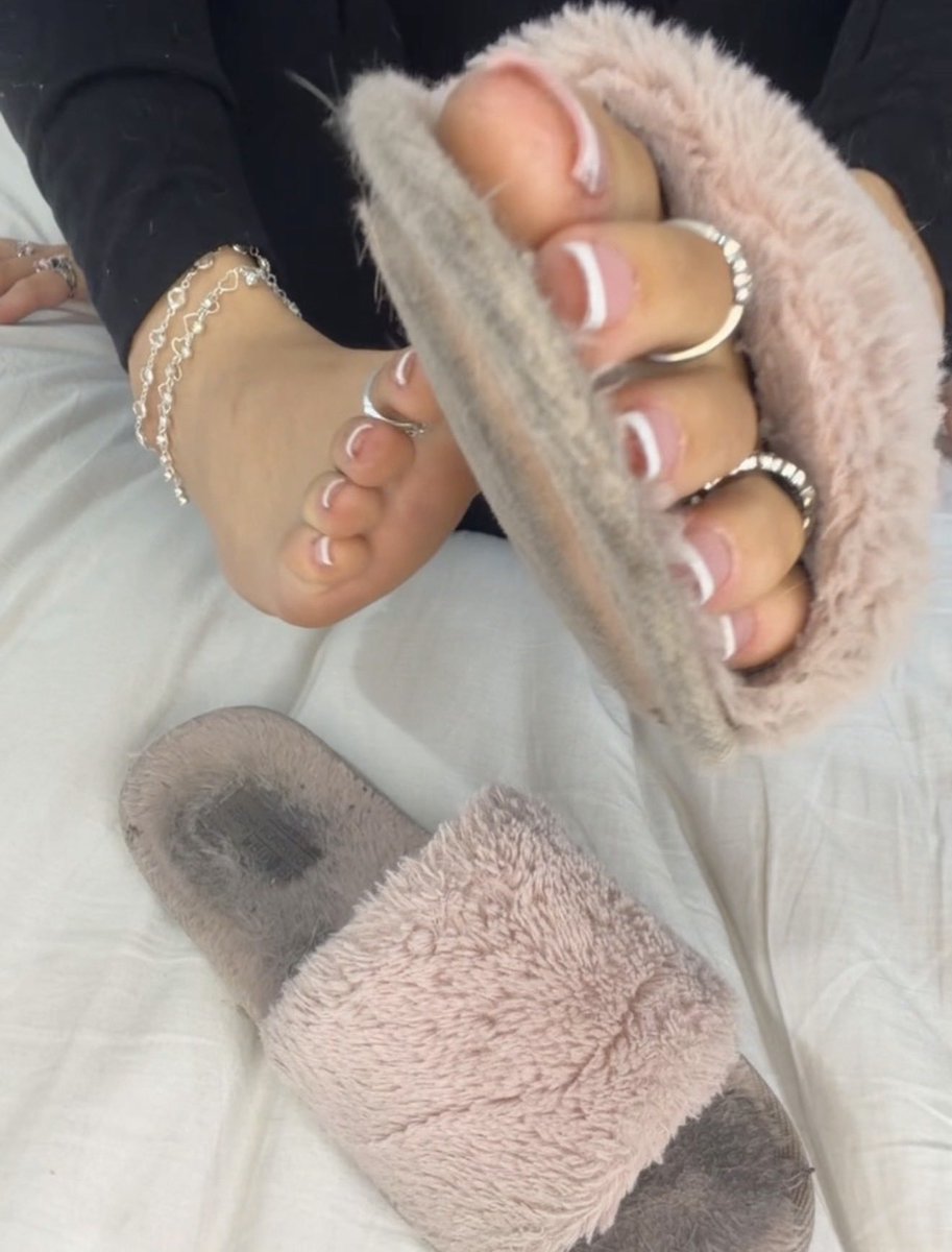 serracutiey_'s tweet photo. Do you prefer Silver or gold jewellery ?👀
#feet #toes #feetworshi̇p #soles https://t.co/qoQaG7hvfc