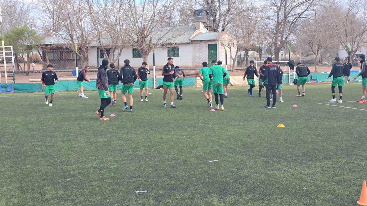 clubCirculo's tweet photo. #FederalA ÚLTIMA PRÁCTICA EN NEUQUÉN

Tras la llegada a la provincia sureña, Círculo realizó un nuevo entrenamiento.

Agradecemos al Club Esperanza de Rincón que nos cedió gentilmente sus instalaciones.

El miércoles visitamos a Deportivo Rincón a las 15.

#DaleRojoDale ⭕️ https://t.co/cAVIvE7Ogy