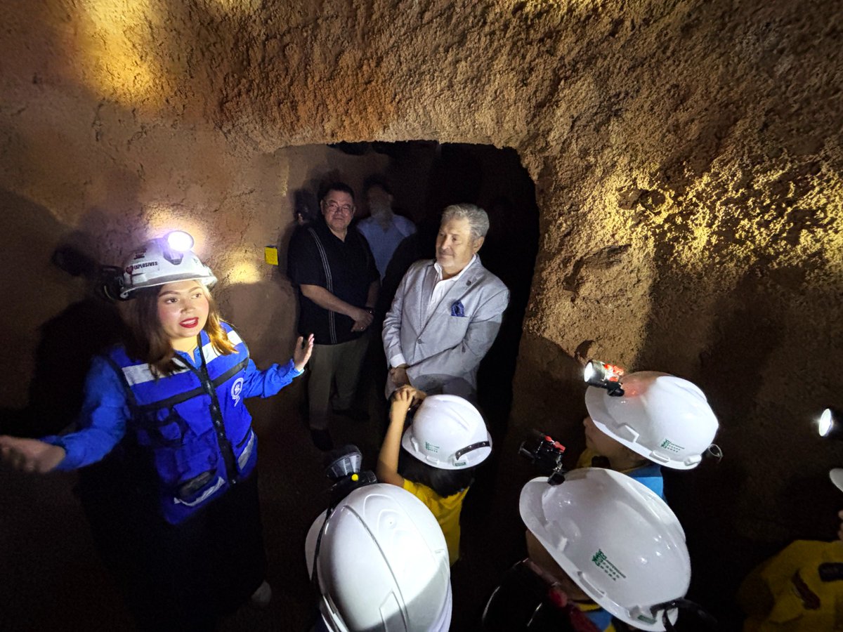 AIMMGMSonora's tweet photo. Durante su visita a Sonora, el presidente de la @AIMMGM_Nacional Raúl García Reimbert acompañado por Roberto Sitten, pdte. de este distrito, e integrantes del CDL, recorrieron el Museo de Minería y La Minita "Las Chispas" 🏛️⛏️ https://t.co/3MSNRSZCjU