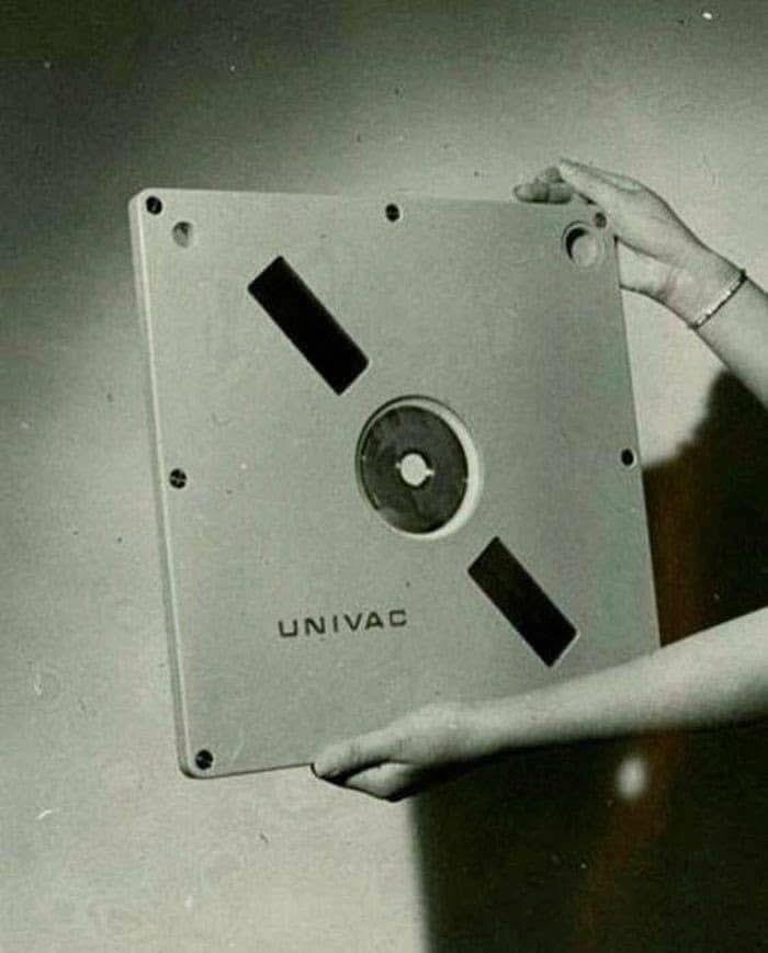 oldmedia's tweet photo. How 2.2 Megabytes of storage looked like in 1996 https://t.co/GeiqyrPumh