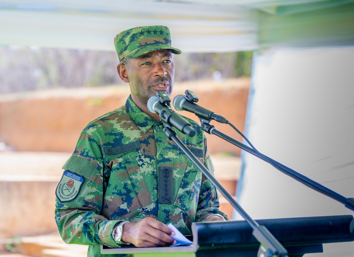 RwandaMoD's tweet photo. The Rwanda Defence Force (RDF) Chief of Defence Staff, Gen MK MUBARAKH, today presided over the graduation ceremony of 146 officers and other ranks who successfully completed 07 weeks of intensive Military Police Training conducted in partnership with the Qatar Armed Forces at the Rwanda Military Academy Gako.

The ceremony was attended by the Ambassador of the State of Qatar to Rwanda, H.E Mansoor Ali Al-Hajri, senior Qatari military officials, as well as RDF Generals and senior officers. The Training covered key areas of Military Police operations, including VIP protection, counter-terrorism, combat in built-up areas, and anti-riot operations.https://t.co/I5JIrS431h
===========================
Umugaba Mukuru w’Ingabo z’u Rwanda (RDF), Gen MK MUBARAKH, kuri uyu wa Kabiri tariki ya 11 Kanama 2026, yayoboye umuhango wo gusoza amahugurwa ku basirikare 146, barimo Ofisiye n’abandi basirikare, basoje amahugurwa y'Urwego rushinzwe imyitwarire no kurinda abayobozi (Military Police). Ni imyitozo ya gisirikare yamaze ibyumweru 7, yabereye mu Ishuri Rikuru rya Gisirikare i Gako, ku bufatanye bw'Ingabo z'u Rwanda n’Ingabo za Qatar.

Uyu muhango witabiriwe na Ambasaderi wa Qatar mu Rwanda, Nyakubahwa Mansoor Ali Al-Hajri, Ofisiye bakuru bo mu ngabo za Qatar hamwe n’Abajenerali na ofisiye bakuru bo mu Ngabo z’u Rwanda.

Amahugurwa yibanze ku mirimo y’ingenzi ya Military Police, harimo kurinda abayobozi bakuru, kurwanya iterabwoba, ubumenyi bwo kurwanira mu bice byubatse, ndetse no guhosha imyigaragambyo n' imvururu.https://t.co/uV8Z1veUqO