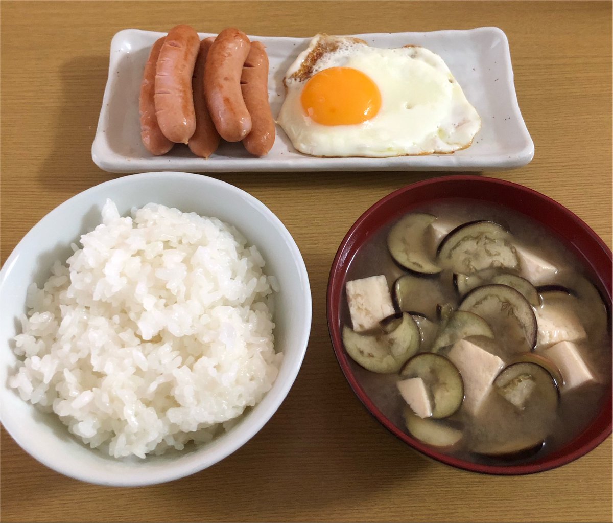 FiveIon's tweet photo. おはようございます😃

本日の朝食は、白米、味噌汁(豆腐、ナス)、ウインナー、目玉焼きです🍳 https://t.co/NlySaXOQrq