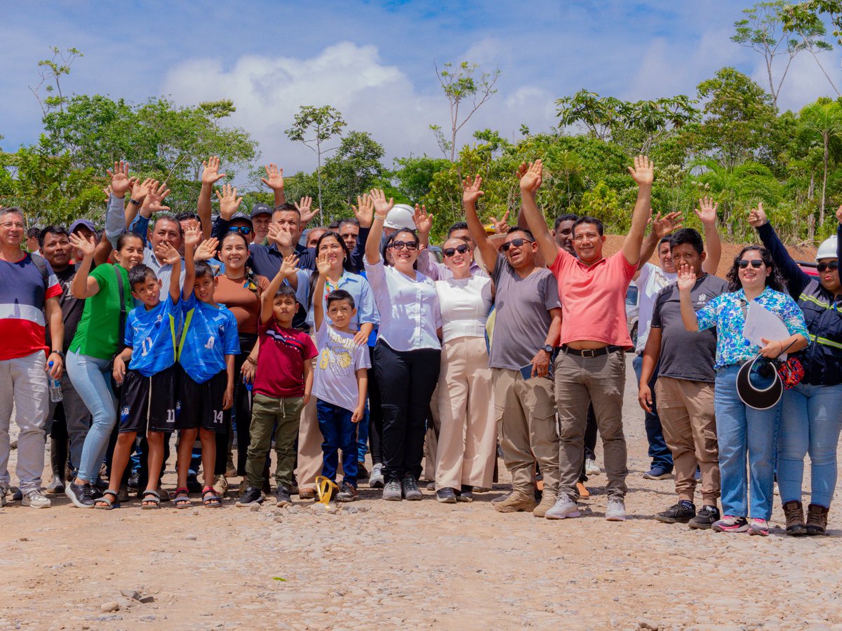 NuviaVega2's tweet photo. 🛣️Acompañé en la colocación de la primera piedra de la vía asfaltada El Dorado-Alma Lojana: 3 km, USD 3,28 millones, 400 beneficiarios directos y más de 3.800 indirectos.

🇪🇨 Bajo el Gobierno del Presidente Daniel Noboa la inversión llega a nuestras parroquias rurales amazónicas. https://t.co/eUGPXs5EJt