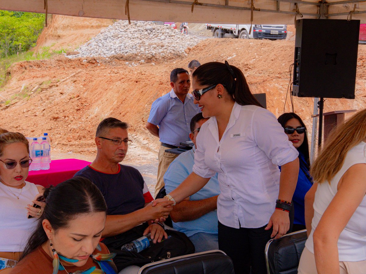 NuviaVega2's tweet photo. 🛣️Acompañé en la colocación de la primera piedra de la vía asfaltada El Dorado-Alma Lojana: 3 km, USD 3,28 millones, 400 beneficiarios directos y más de 3.800 indirectos.

🇪🇨 Bajo el Gobierno del Presidente Daniel Noboa la inversión llega a nuestras parroquias rurales amazónicas. https://t.co/eUGPXs5EJt