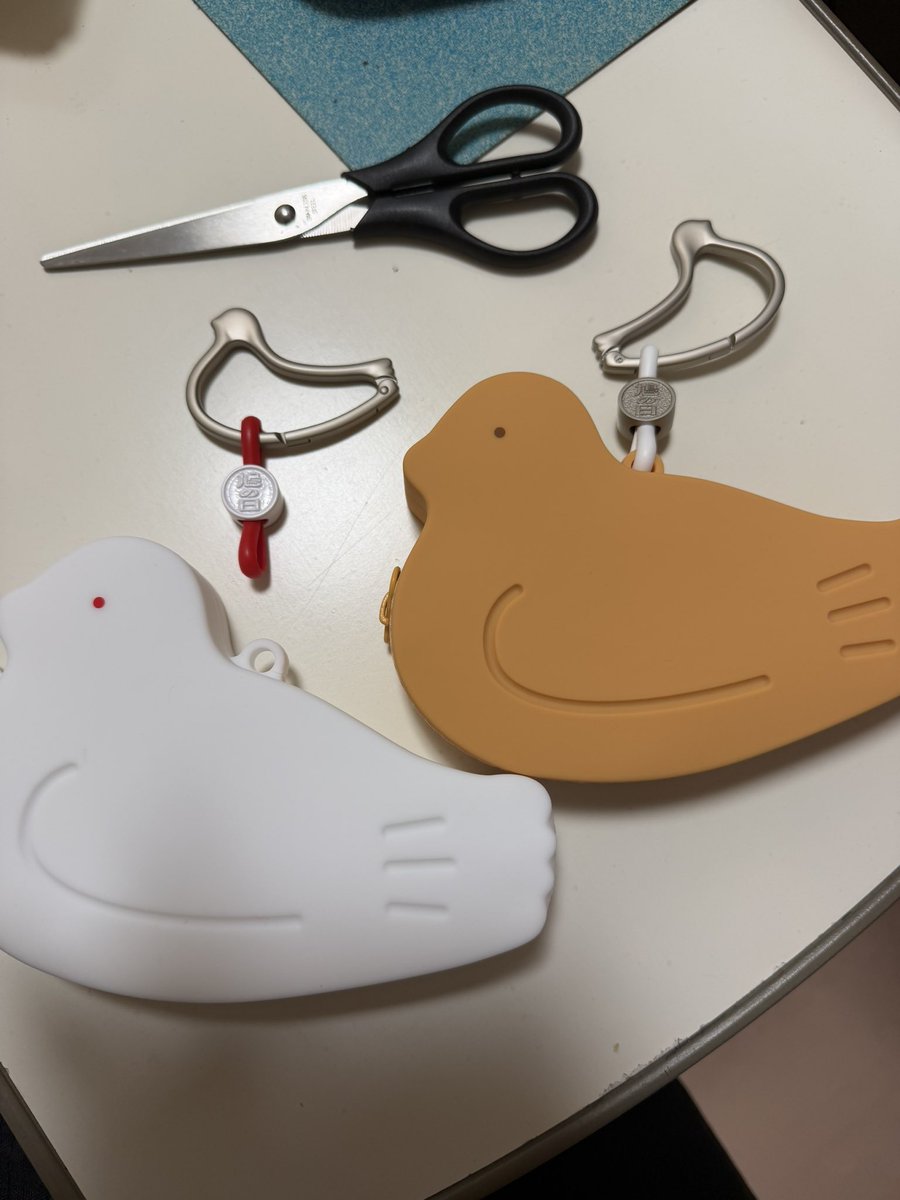 enjoy_twee's tweet photo. これを…こうじゃ！

赤い紐可愛いから白���さんは取り外して自宅待機の刑じゃ！
(汚れやすそうだし

2色ひとつずつ買ってたのはワイだけだった…買えるだけ買おうなんて… https://t.co/h022DQns16