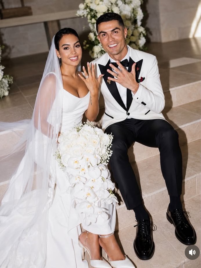 GeorginaRonald0's tweet photo. Mr and Mrs Dos Santos Aveiro.♾️💍🥹 https://t.co/1ApbCUC8QE