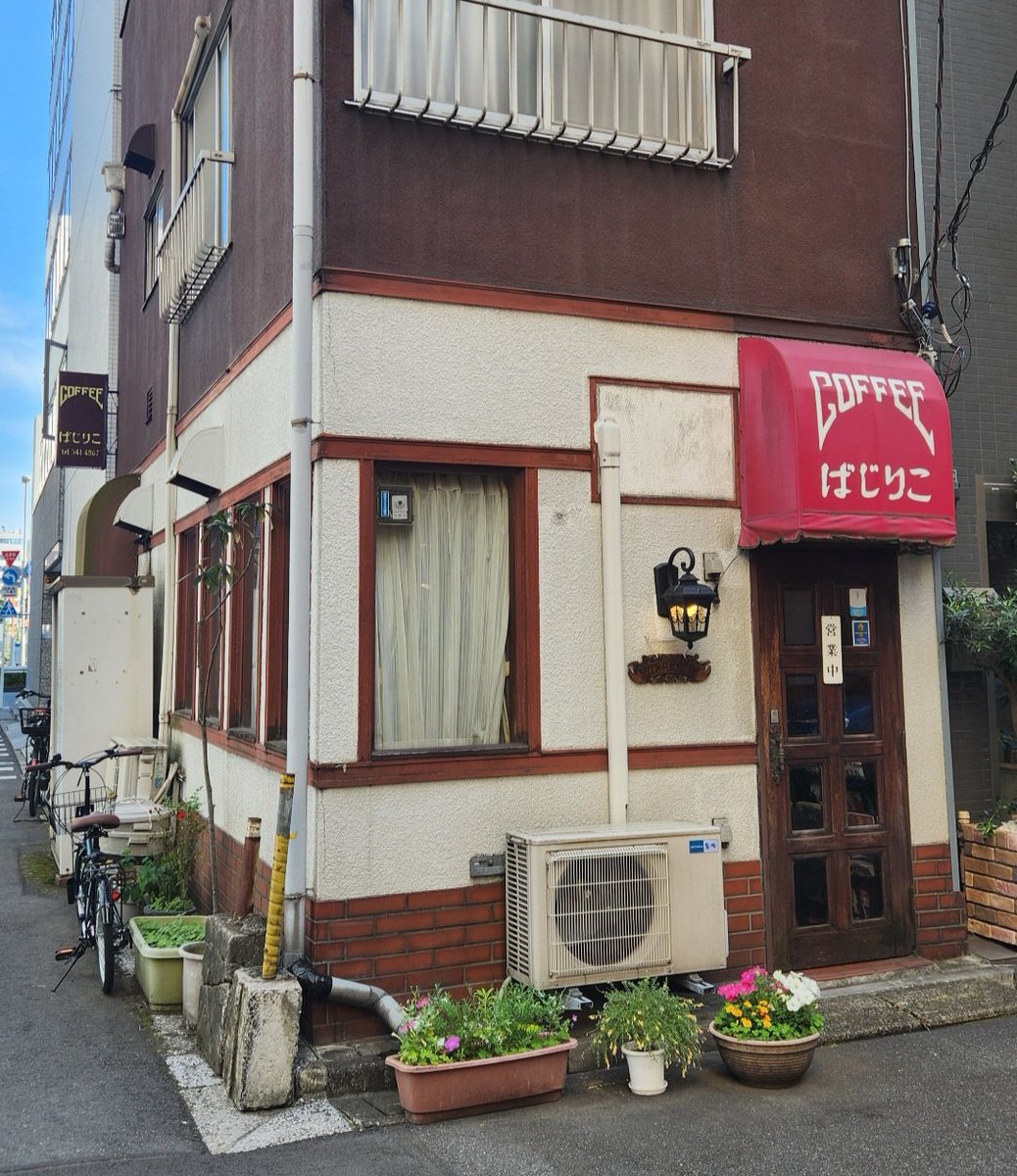 rico1899's tweet photo. 東銀座「ばじりこ」さん。
キリッと三角の角が整ったタマゴサンドをいただきました。
喫煙可のお店です。 https://t.co/wCeP5xQt7i