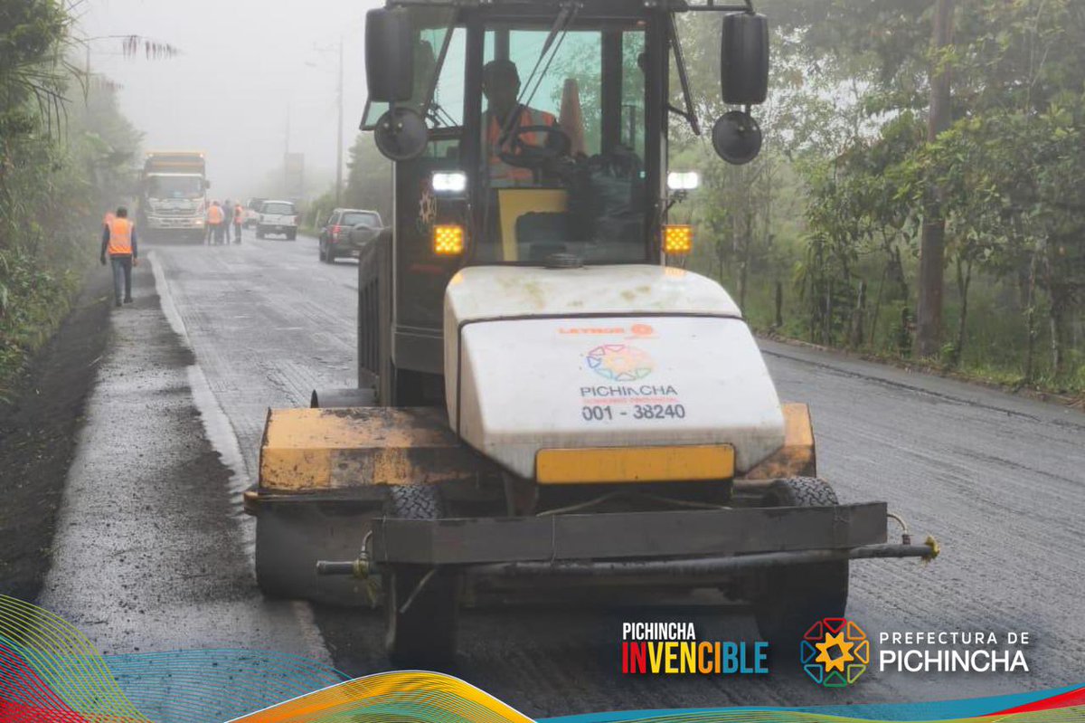 PichinchaGob's tweet photo. #BuenasNoticias 💪🏻😃
Retomamos las labores de asfaltado en la vía Mitad del Mundo - Río Blanco.  🛣️👷🏽‍♂️👷🏻‍♀️

Hoy efectuamos trabajos a lo largo de 240 metros del km 84, donde aplicamos 56 m3 de mezcla asfáltica en los 3.80 m de ancho de la vía.  

Con una vía en buenas condiciones, fomentamos que viajes con mayor seguridad, mejoramos la movilidad y potenciamos el turismo. 🫶🏼

#PichinchaInvencible 
#PichinchaEsVialidad

@PaolaPabonC 
@AlexTonello5