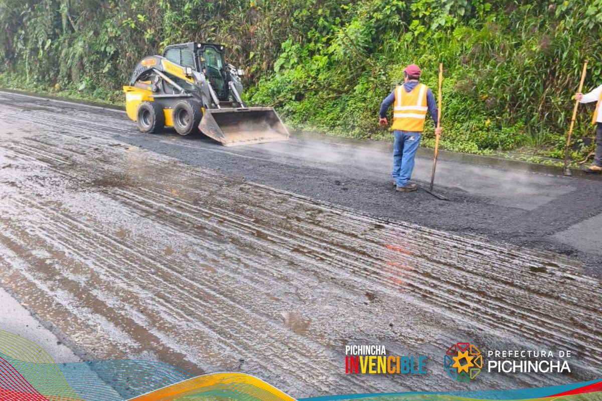 PichinchaGob's tweet photo. #BuenasNoticias 💪🏻😃
Retomamos las labores de asfaltado en la vía Mitad del Mundo - Río Blanco.  🛣️👷🏽‍♂️👷🏻‍♀️

Hoy efectuamos trabajos a lo largo de 240 metros del km 84, donde aplicamos 56 m3 de mezcla asfáltica en los 3.80 m de ancho de la vía.  

Con una vía en buenas condiciones, fomentamos que viajes con mayor seguridad, mejoramos la movilidad y potenciamos el turismo. 🫶🏼

#PichinchaInvencible 
#PichinchaEsVialidad

@PaolaPabonC 
@AlexTonello5